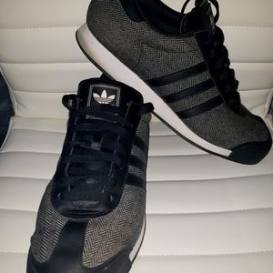 Gently worn men sneaker